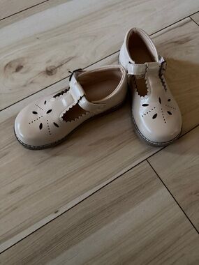 Girls' Cream Mary Jane Dress Shoes with Cutout Flower Detail